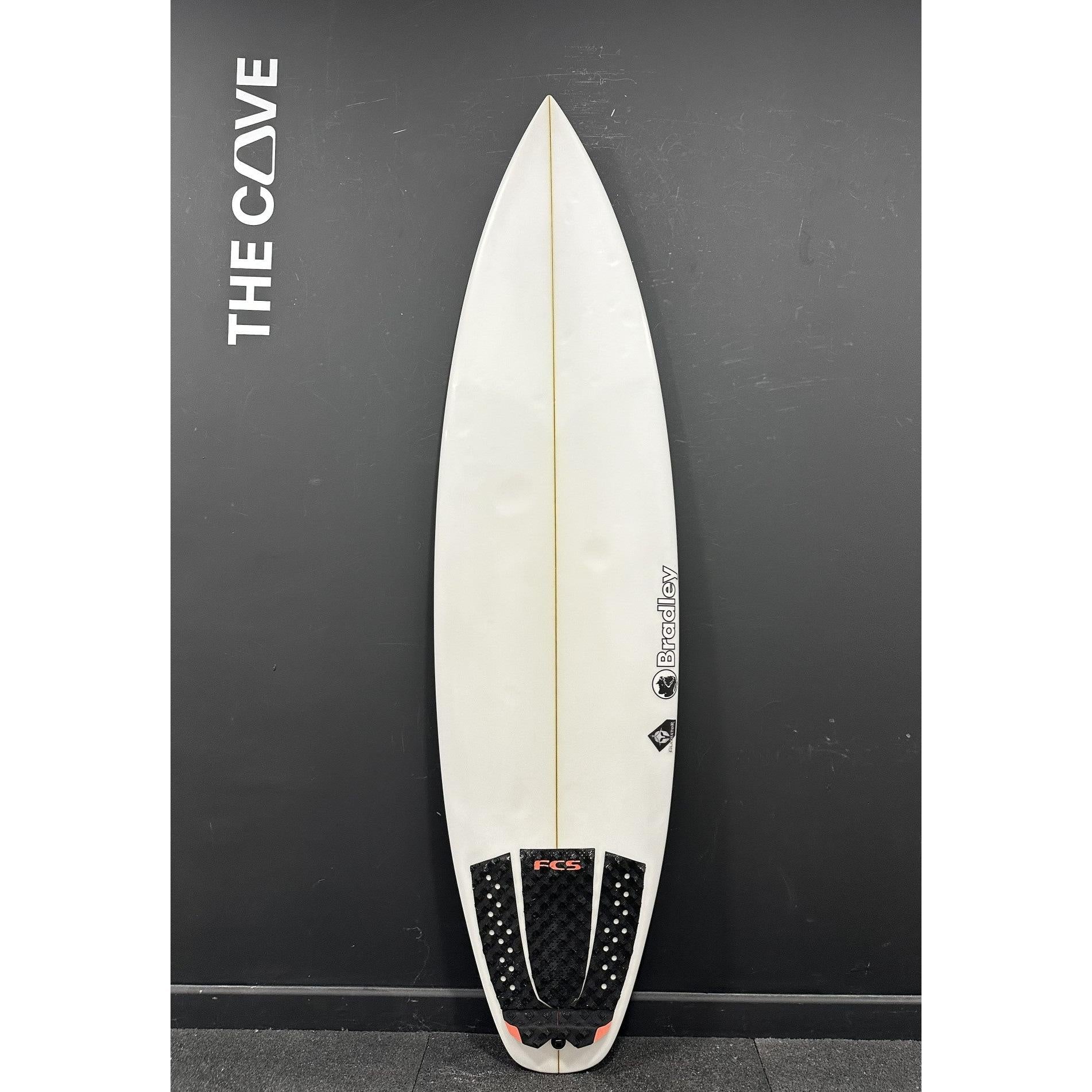 Gladiator 5'10" x 18 5/8" X  2 5/16" - 26.70L, 3x  FCS 2 Fin Boxes, PU [Good] - ID:1144487